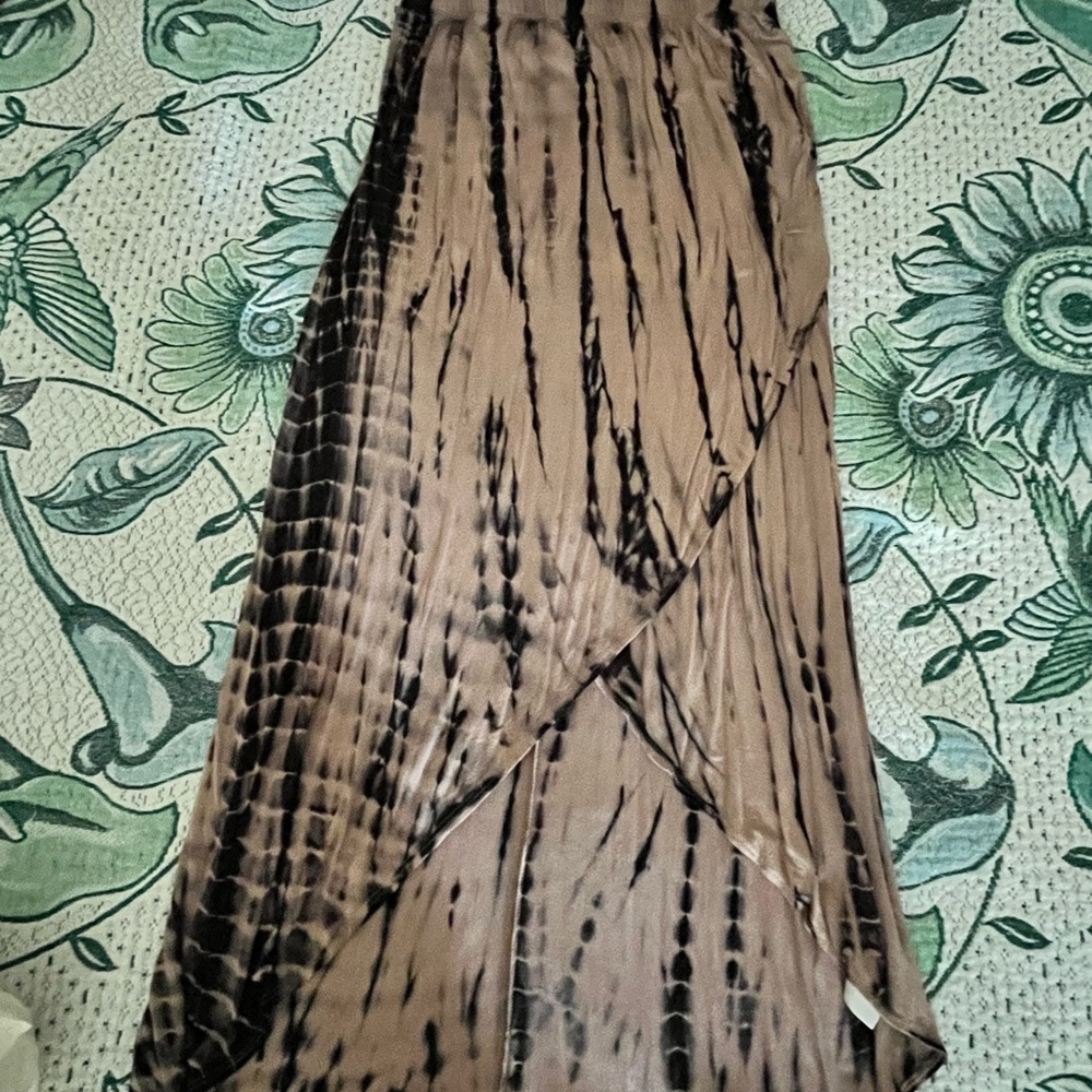 Long tie dye style skirt 🖤🤎
